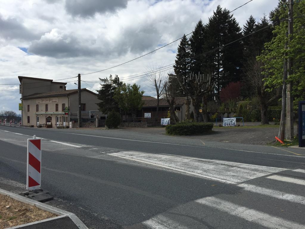 Hotel Saint Pierre Les Sauvages  ภายนอก รูปภาพ